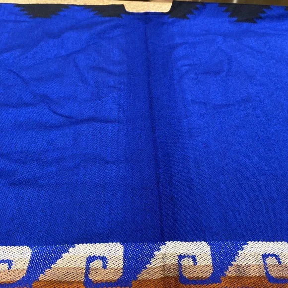 Wool Women’s Wrap or Cape Colorful Aztec Type Design Made in Ecuador One Size - Picture 11 of 16